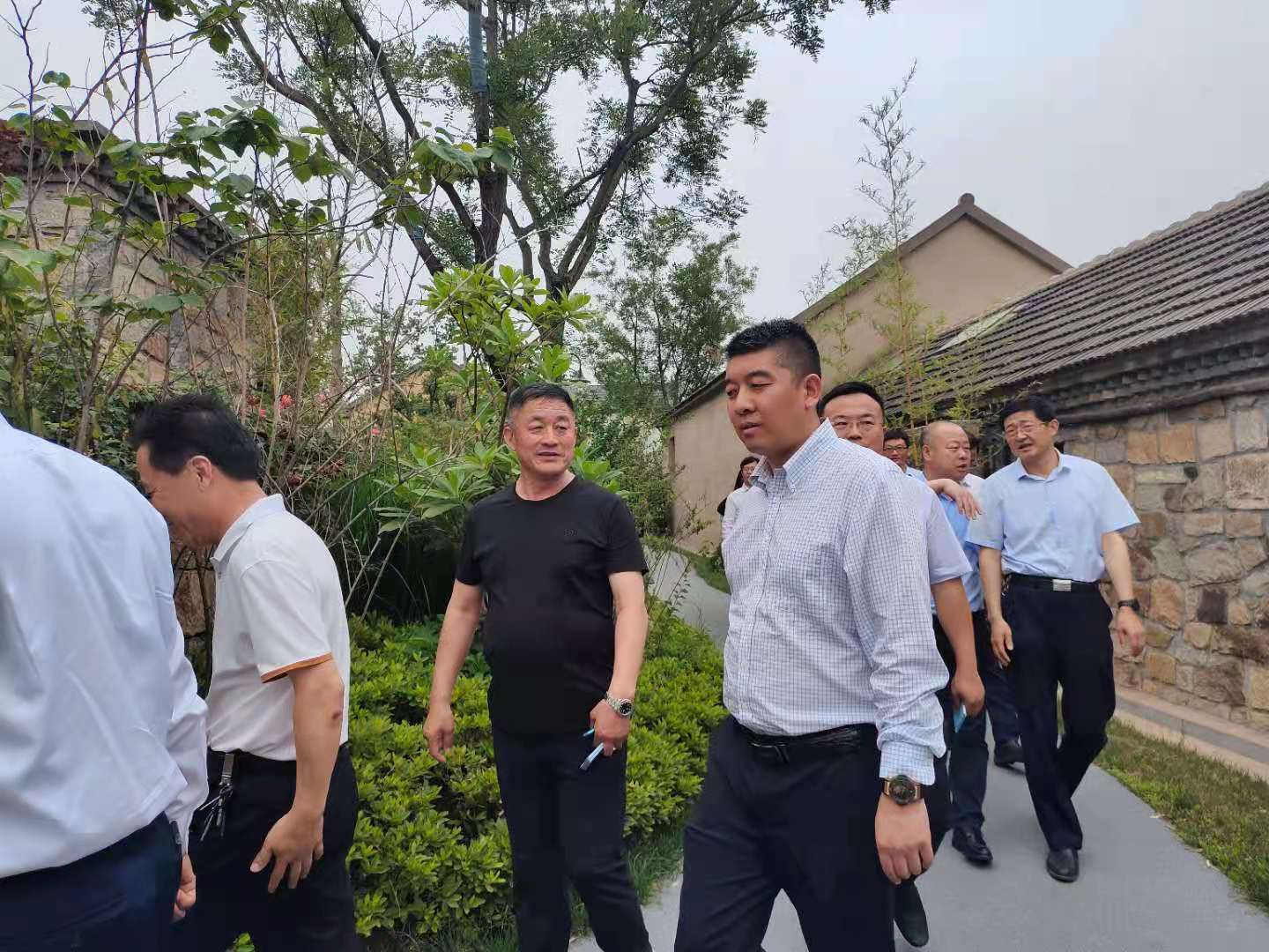 双方抵达日照岚山区,参加了由刘峰梅刘书记等政府领导班子召开的座谈